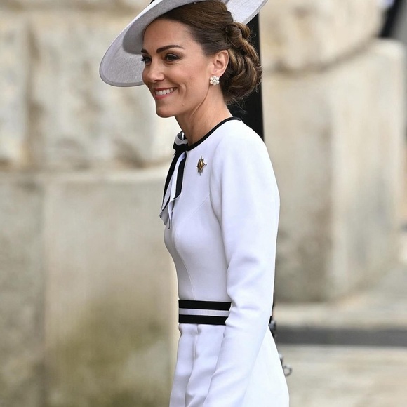 VINTAGE Givenchy Gold Tone Faux Pearl Flower Cluster Clip on Earrings - Picture 10 of 10